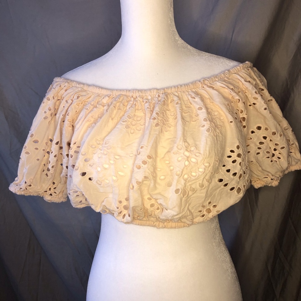 Off the shoulder lacy pink crop top!!💕🌸